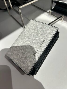Michael Kors Cooper Billfold Wallet Bifold  MK Ombre Logo white
